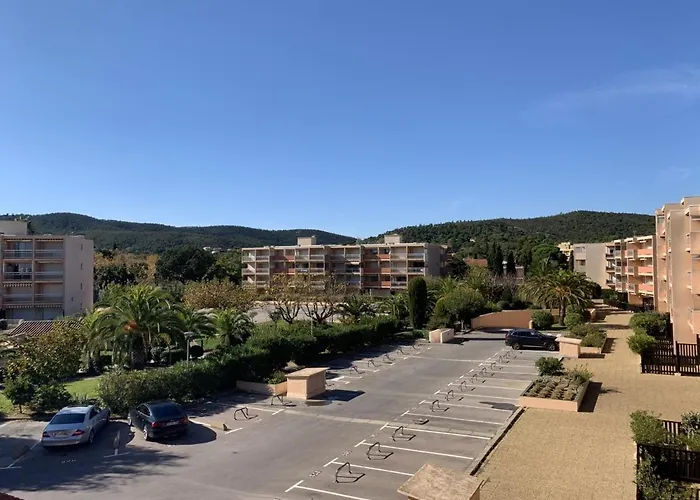 Studio cabine Les Rives de la Favière piscine et tennis les pieds dans l'eau